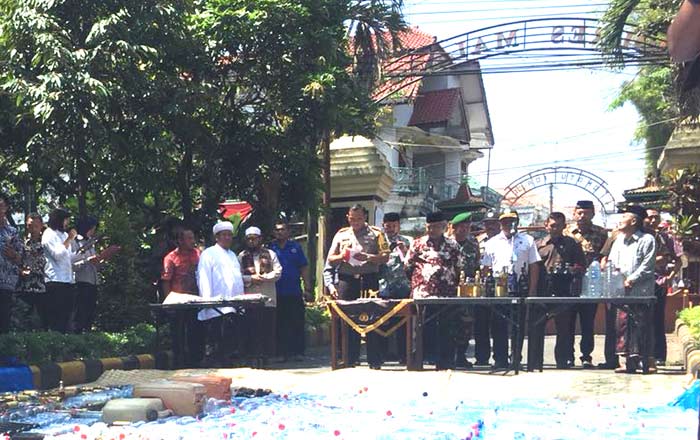 Sebanyak kurang lebih 2.500 botol dan 1.300 liter miras ilegal saat dimusnahkan oleh Polres Malang.