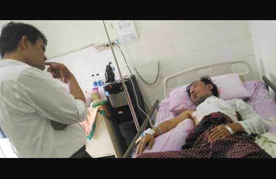 Sukma Hidayat mendapat perawatan di rumah sakit usai disiram air keras. foto: Merdeka.com