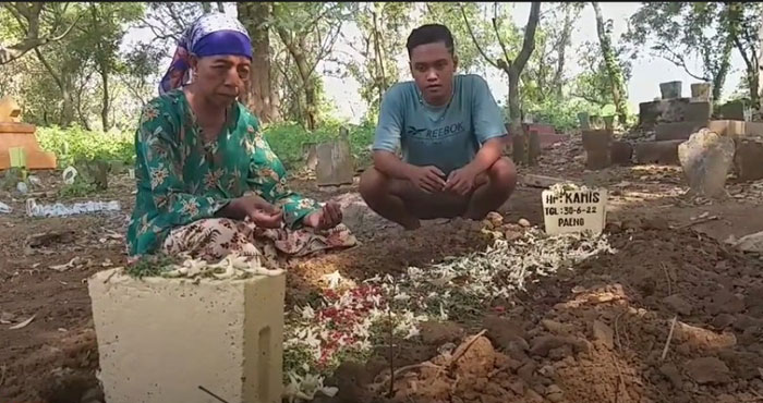 Istri dan anak juragan rongsokan yang menjadi korban penembakan misterius di Candi, Sidoarjo, saat berada di makam.