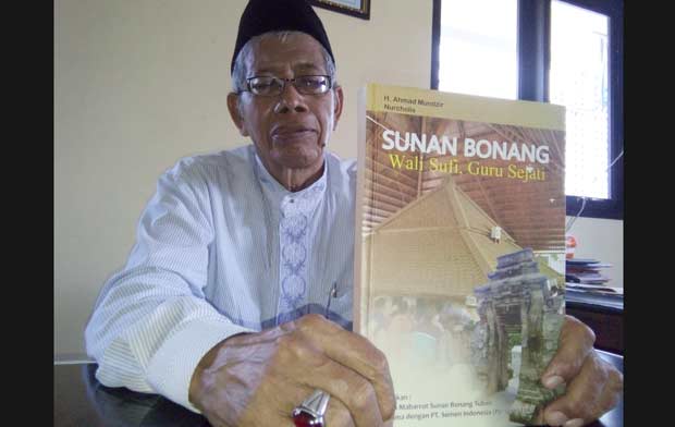 Kiai Mundzir menunjukkan buku Sunan Bonang terbitan kedua. foto: SUWANDI/ BANGSAONLINE