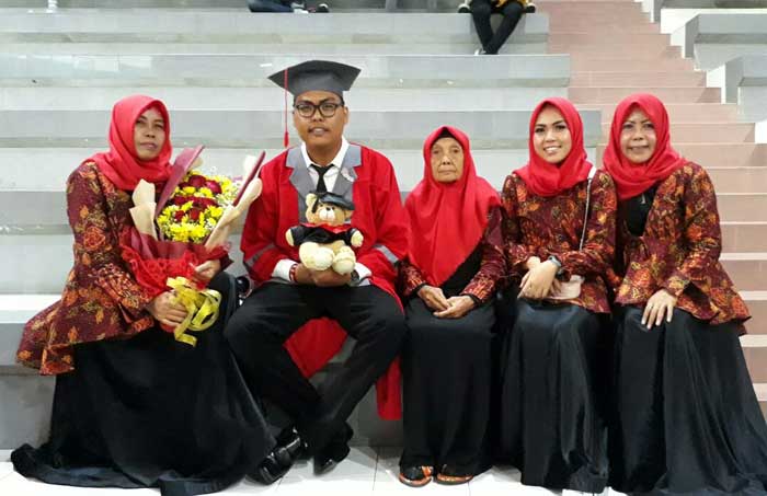 Belly Purna Bahesa, salah seorang wisudawan asal Pamekasan dari jurusan Sistem Informasi.