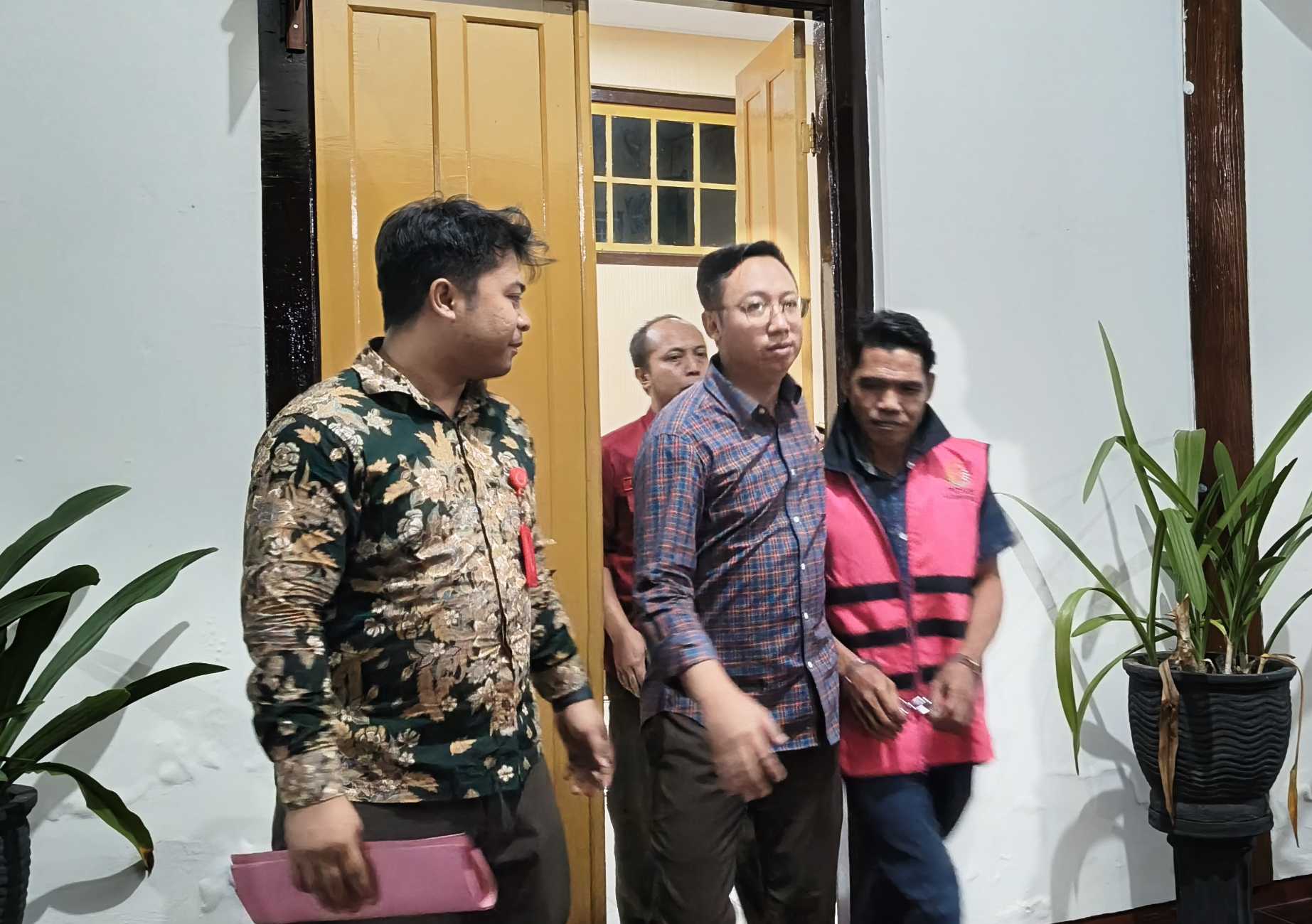 MM mengenakan rompi tahanan Kejari Blitar