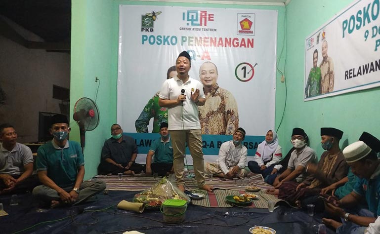 Alif saat hadir pembukaan posko pemenangan QA di Desa Banjarsari, Cerme, Jumat (13/11/2020) malam. foto: ist.