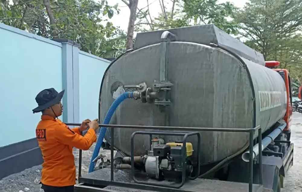 BPBD Bojonegoro mendistribusikan air bersih di SMAN Kepohbaru.