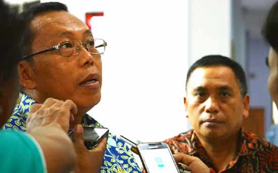 Bupati Situbondo, Dadang Wigiarto, SH, didampingi Wabup Ir Yoyok Mulyadi saat diwawancarai wartawan, Selasa (24/1).