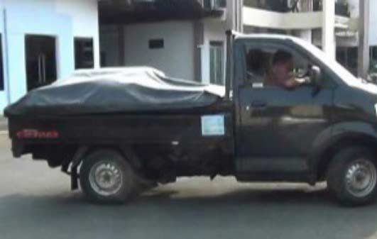 KECELE. Mobil pick ap yang dicurigai mengangkut ganja ketika digiring ke Mapolres Sidoarjo. foto: nanang ichwan/BANGSAONLINE