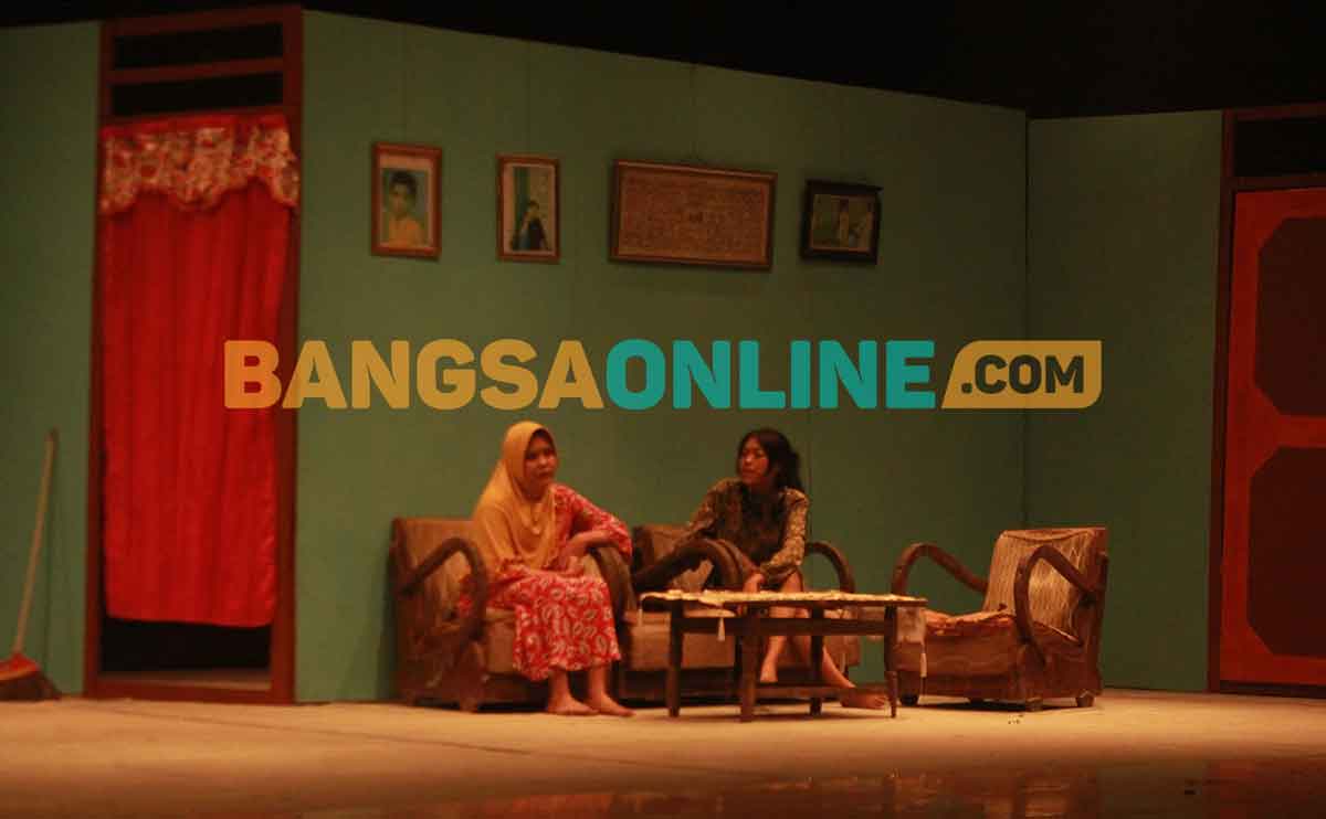 Teater Fataria yang menampilkan drama di Aula Kampus IAIN Madura. Foto: DIMAS MAULANA SUGIANTO/BANGSAONLINE