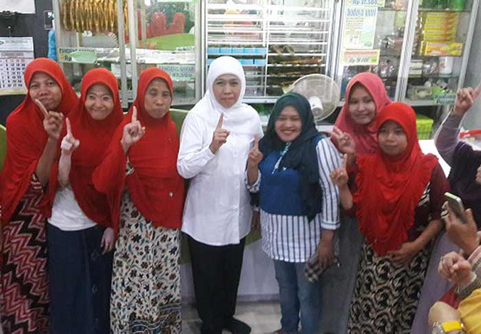 Cagub Khofifah Indar Parawansa saat mengunjungi sentra otak-otak bandeng Muzanah. foto: syuhud/ bangsaonline