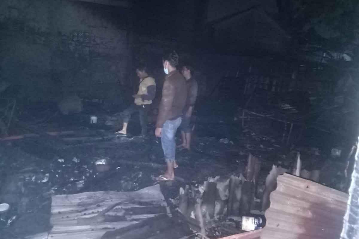 Gudang sekolah dan beberapa rumah warga di Tropodo Sidoarjo, usai terbakar, Jumat (16/6/2023)