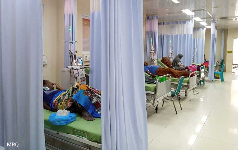 Suasana Instalasi Hemodialisa RSUD dr. Moh. Anwar Sumenep yang kini sudah terpasang tirai untuk menjaga privasi pasien.