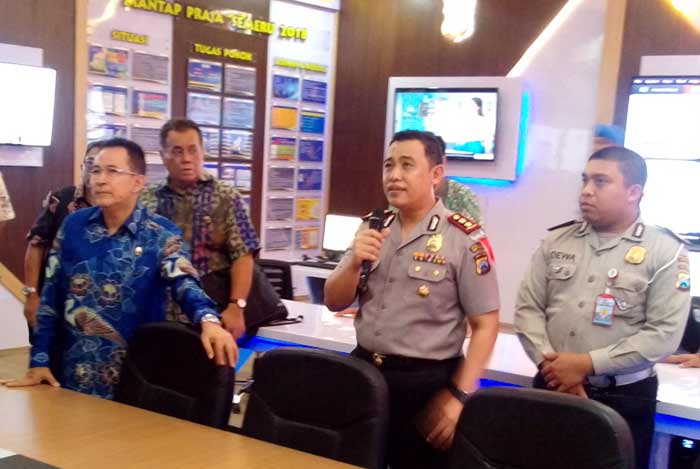 Kapolres dan Rektor UI saat melihat ruangan commend center Polres Banyuwangi.