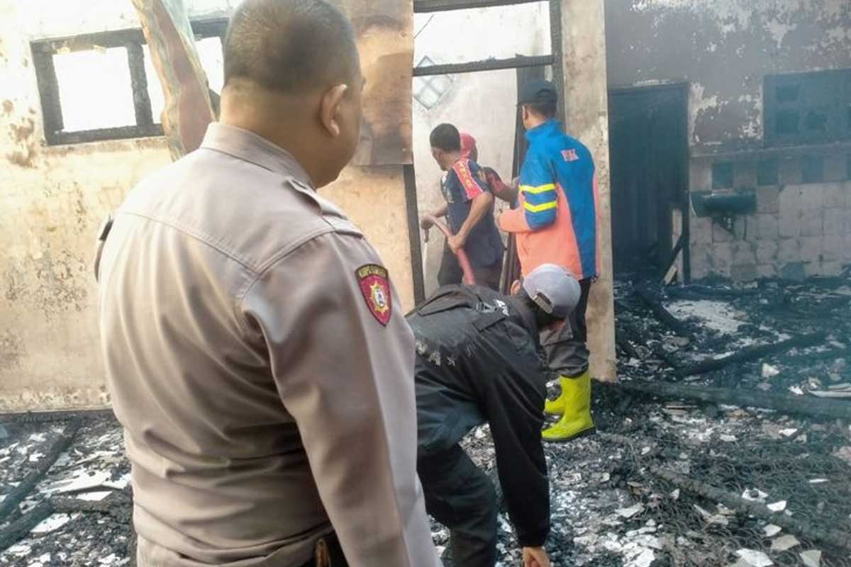 Rumah milik Sugiyanto (50) warga Dusun Tanjung Sari Barat, Desa Tanjung Kamal, Kecamatan Mangaran, Situbondo, yang terbakar diduga akibat lupa mematikan kipas angin. Foto: Dok. BPBD Situbondo.