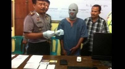 DIRINGKUS - Kapolsek Prajurit Kulon menggelar barang bukti dan pelaku pembobol ATM di mapolsek setempat. (gunadhi/BANGSAONLINE)