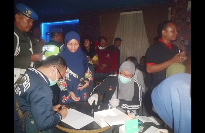 Petugas gabungan saat melakukan kegiatan tes urine dan pemeriksaan HIV. Foto: SOFFAN/BANGSAONLINE

