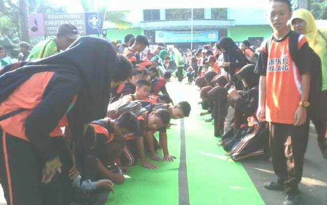 Penandatanganan oleh siswa dalam deklarasi Hidup Sehat.
