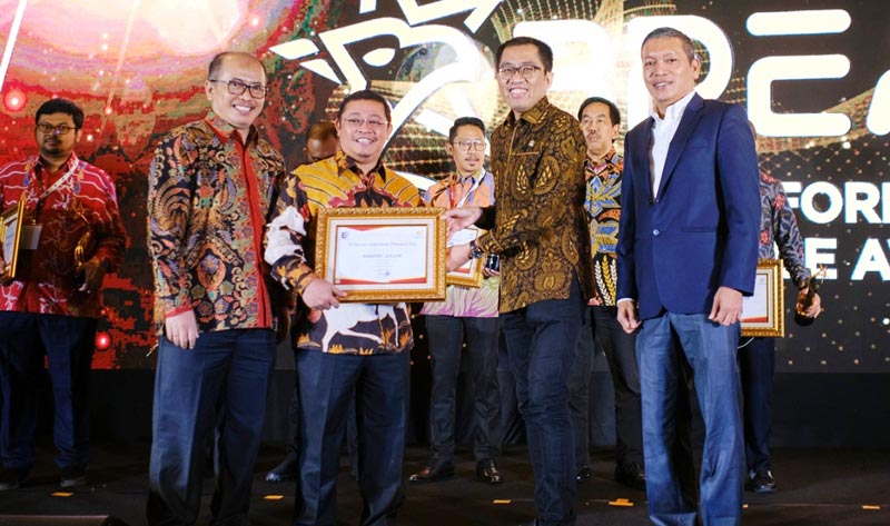 Direktur Strategi Bisnis dan Pengembangan Usaha SIG, Fadjar Judisiawan (kedua dari kiri) menerima peghargaan dari Ketua Komisi VI DPR RI Faisol Riza (kedua dari kanan) dalam ajang BUMN Performance Excellence Awards (BPEA) 2020, Rabu (4/3) di Jakarta. 