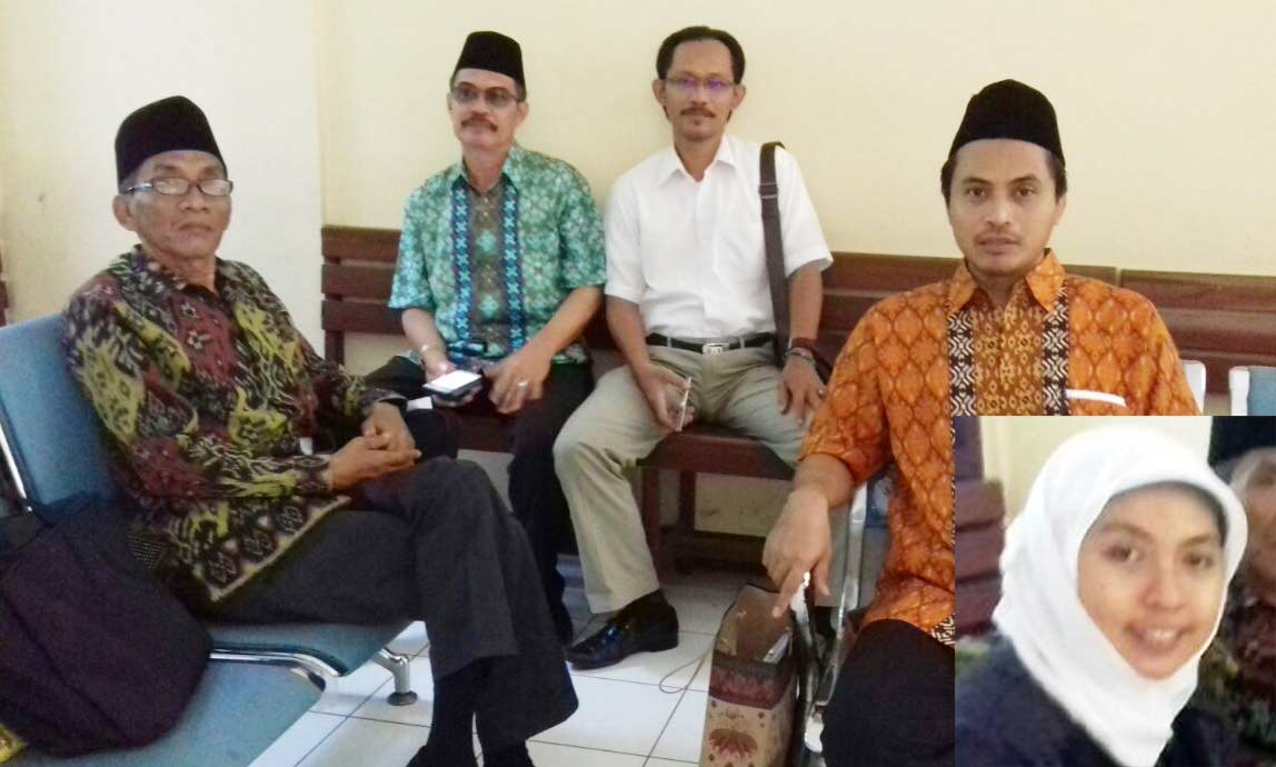 KH Muhammad Nabhan (kiri), Suryansyah (berkacamata), M Musyafak (baju putih) dan Muhammad Zainuddin (paling kanan) dan Dr Ima Mayasari (pengacara/inset). foto: bangsaonline.com