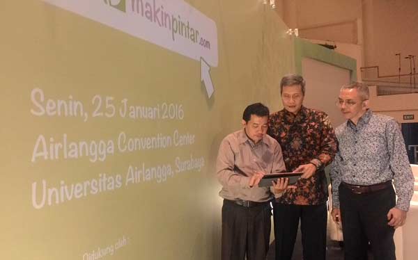 DR Soegianto dan Direktur PT. JPI, Bintang Juliarso, serta Managing Director PT. JPI Bagas D. Bawono dalam jumpa pers peluncuran laman www.makinpintar.com, di UNAIR, Senin (25/1). foto: zahratul maidah/ BANGSAONLINE