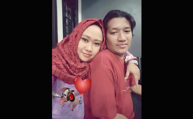 Pengasuh Pondok Pesantren Darul Ulum Rejoso, Kabupaten Jombang, Aqub Zainal Fajri (gus Aqub) semasa hidupnya bersama istri. foto : dok.