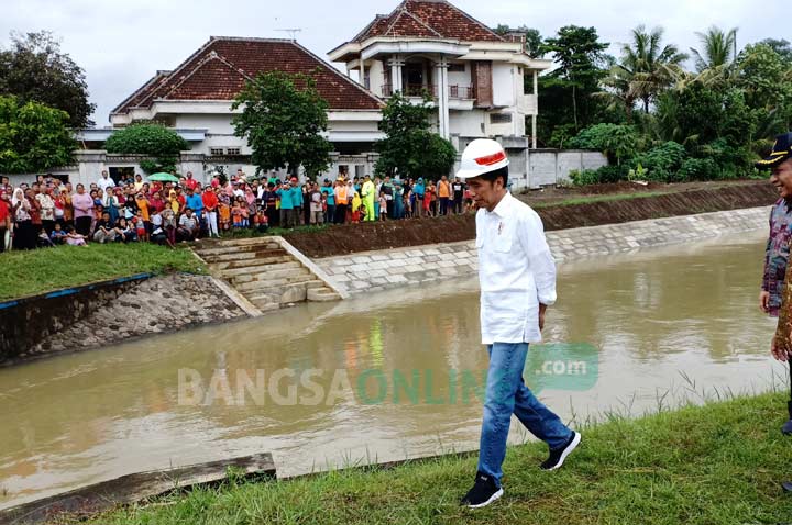 Presiden Joko Widodo meninjau proyek rehabilitasi irigasi Lodoyo di Kelurahan Jegu, Kecamatan Sutojayan, Kabupaten Blitar, Kamis (3/1/2019). foto: AKINA/ BANGSAONLINE