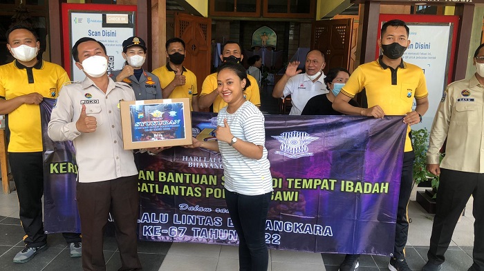 
Anggota Satlantas Polres Ngawi melakukan kerja bakti di klenteng dan penyerahan bantuan.