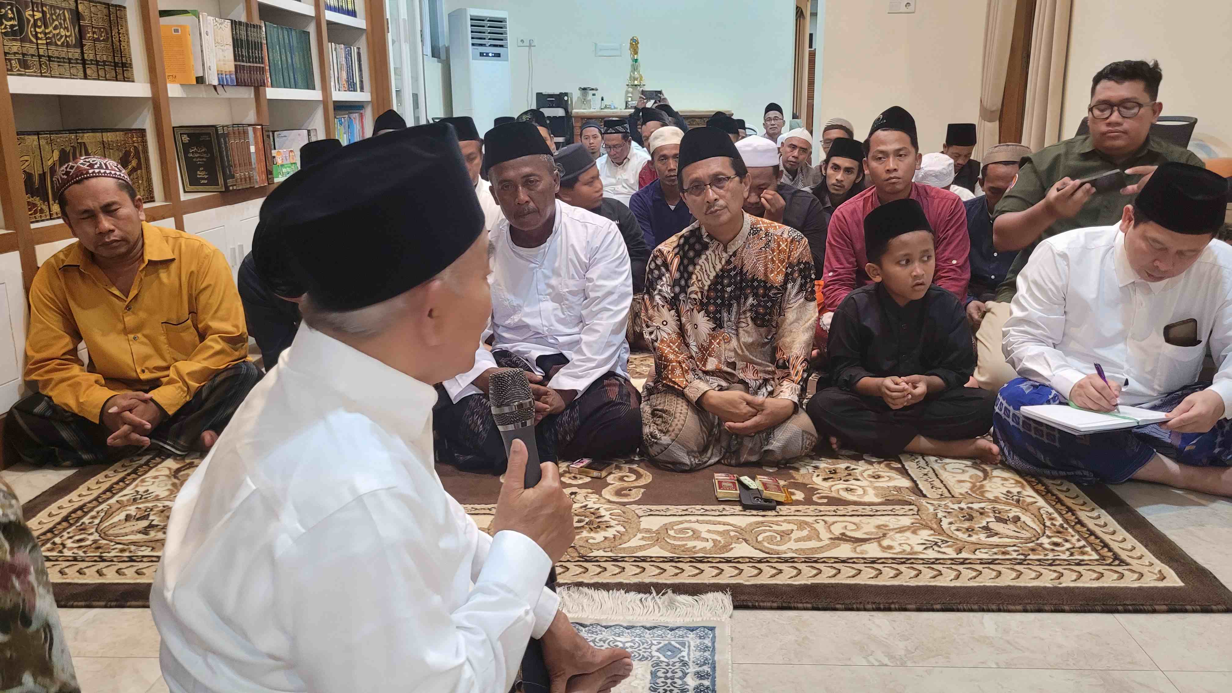 Prof Dr KH Asep Saifuddin Chalim  saat menyampaikan pesan kepada para keluarga korban reruntuhan mushalla Pondok Pesantren Al Khoziny Buduran Sidoarjo di kediaman Ning Imah, salah seorang putrinya, di kawasan Pondok Pesantren Amanatul Ummah Jalan Siwalankerto Surabaya, Rabu (17/12/2025). Foto: bangsaonline 