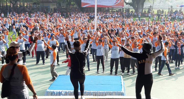 Peserta Apel Akbar Pengawas TPS, PPD, Panwascam, dan Forpimda mengikuti senam bersama di Alun-Alun Bangkalan, Ahad (14/04). foto: FAUZI/ BANGSAONLINE