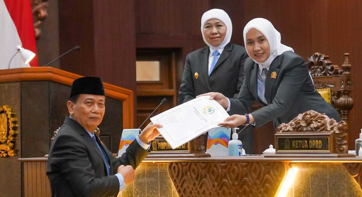 Gubernur Khofifah saat mengikuti rapat paripurna.