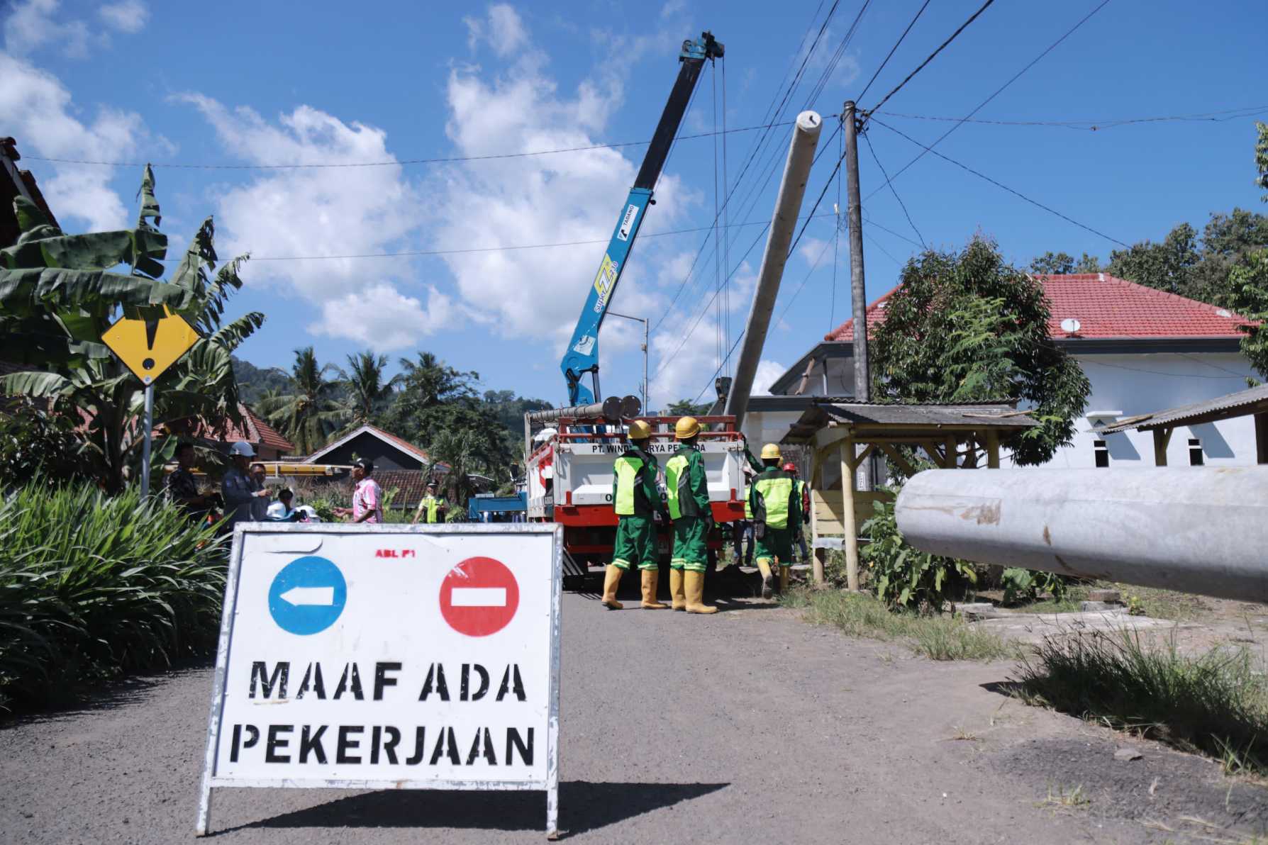 Pilar beton yang tiba di Bandealit
