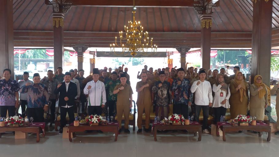Foto bersama Pemkab Mojokerto saat teken MoU dengan Perguruan Tinggi