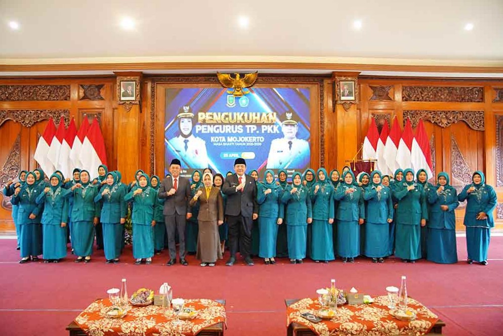 Wali Kota Mojokerto, Ika Puspitasari, saat foto bersama pengurus TP PKK Kota Mojokerto Masa Bakti 2025-2030 di Sabha Mandala Madya, Balai Kota Mojokerto. (Ist)