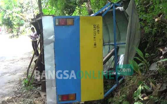 Odong-odong yang disopiri Suwito membawa rombongan acara pernikahan. 