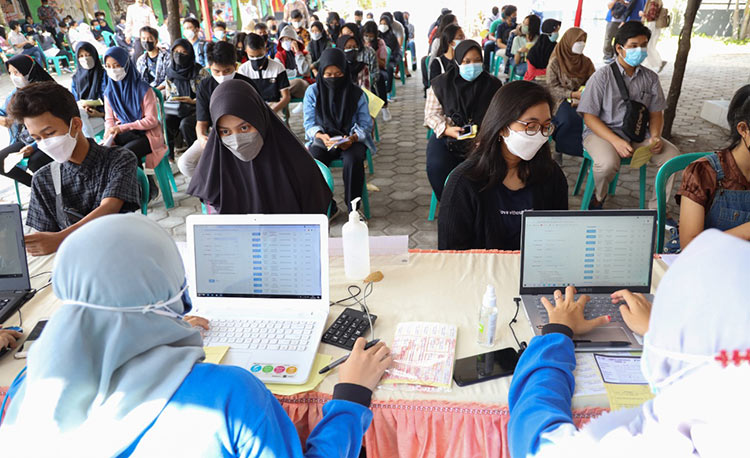 Para siswa dengan tertib dan antre menunggu giliran untuk divaksin. (foto: ist)