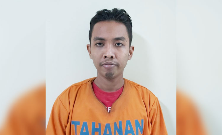 Tersangka Adji Bagus Hananto saat diamankan di Mapolresta Sidoarjo.