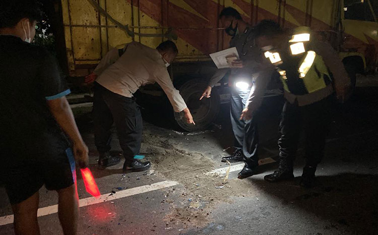 Petugas saat olah TKP. (foto: ist)