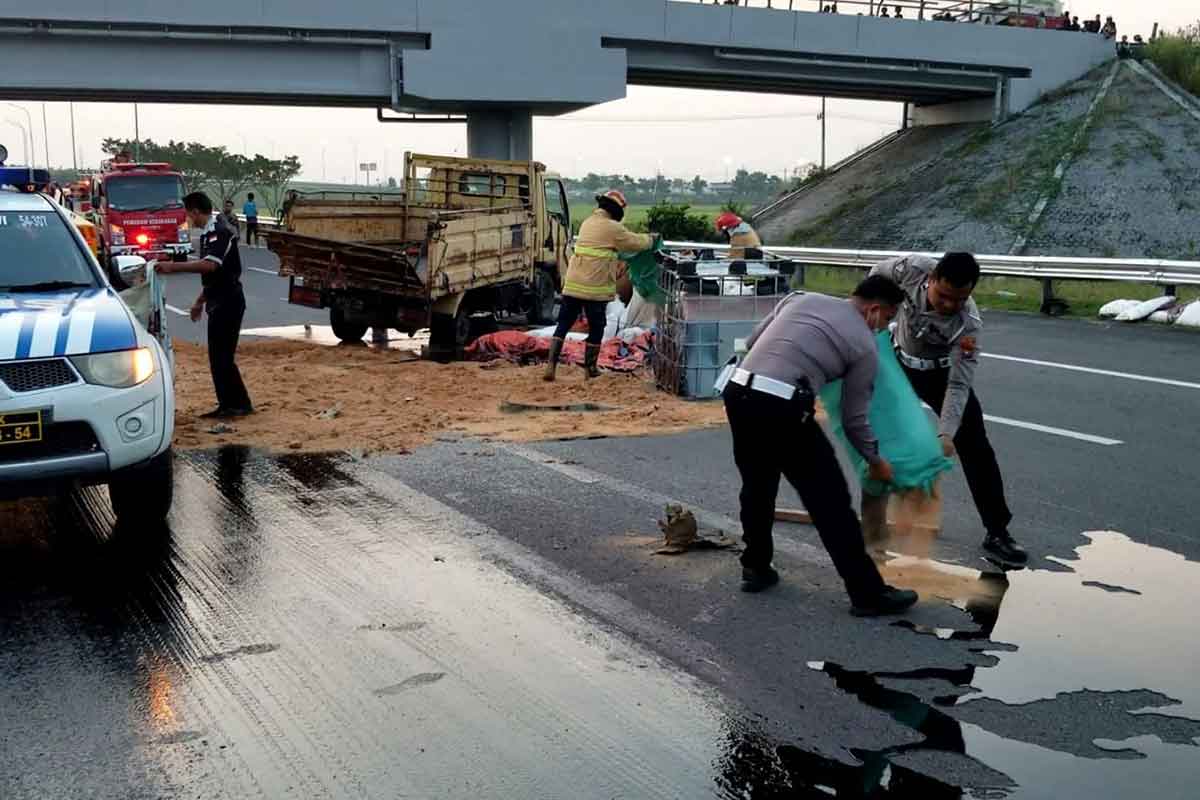 Anggota Satlantas dan BPBD Ngawi menangani pasca laka tunggal.