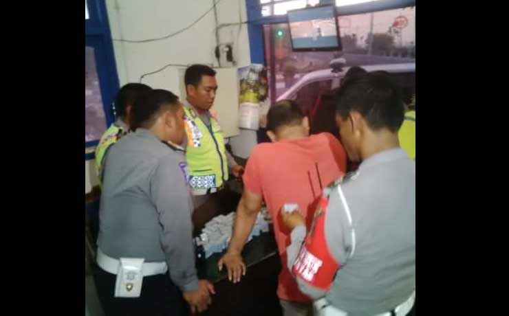 Pelaku (kaos merah) saat diamankan di Pos Polantas. foto: zainal abidin/BANGSAONLINE