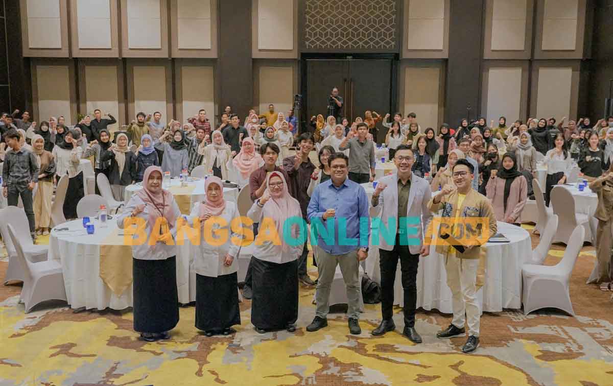 Wakil Bupati Gresik, Aminatun Habibah (tiga dari kiri), saat menghadiri Genbest Talk: Nutrisi 1.000 Hari Pertama untuk Remaja Prima. Foto: SYUHUD/BANGSAONLINE