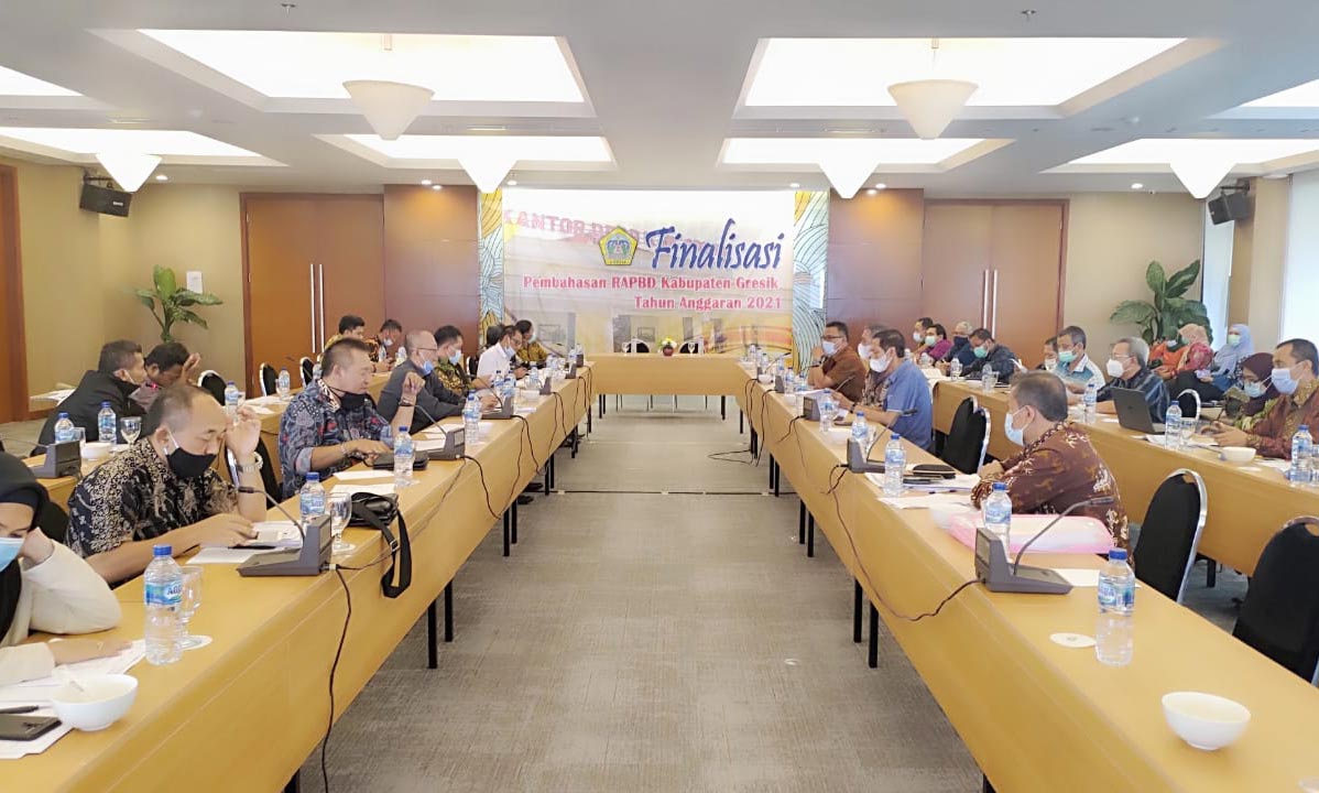 Banggar DPRD dan Timang Pemkab Gresik ketika finalisasi RAPBD 2021. foto: ist.