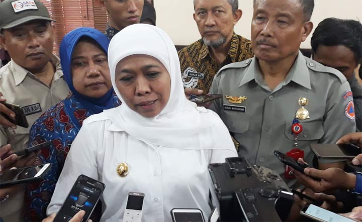 Gubernur Jatim, Khofifah Indar Parawansa memberikan keterangan usai melihat kesiapan alat dan personil penanggulangan bencana di kantor BPBD Jatim. 