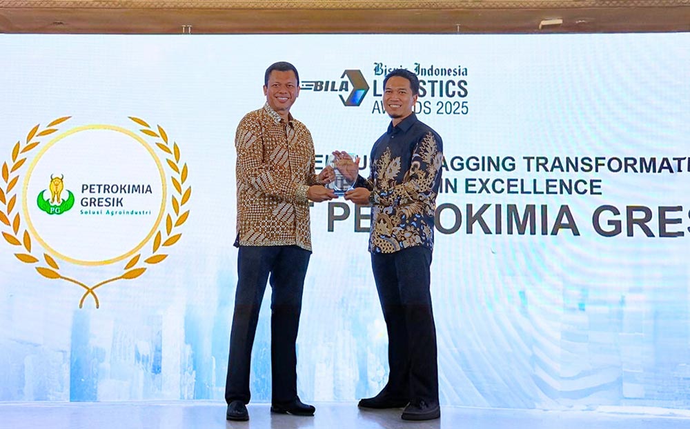 Perwakilan Petrokimia Gresik saat menerima penghargaan kategori Warehouse & Bagging Transformation for Supply Chain Excellence pada ajang Bisnis Indonesia Logistics Awards (BILA) 2025 di Jakarta.