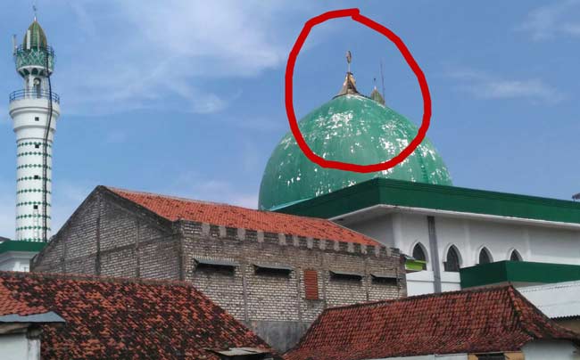 Tampak dalam lingkaran merah kubah Masjid Jamik Asy-Suhada Kabupaten Pamekasan Madura miring dan rusak. foto: erry sugianto