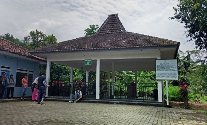 Prasasti Cunggrang di Dusun Suksi , Desa Bulusari, Kecamatan Gempol, Kabupaten Pasuruan.