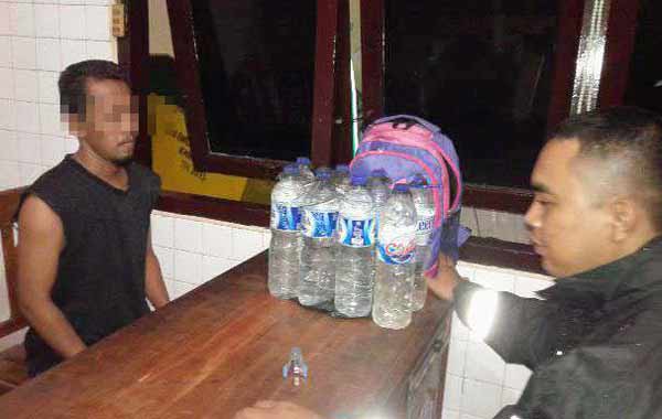Didik Waluyo dan barang bukti. foto: zainal abidin/BANGSAONLINE