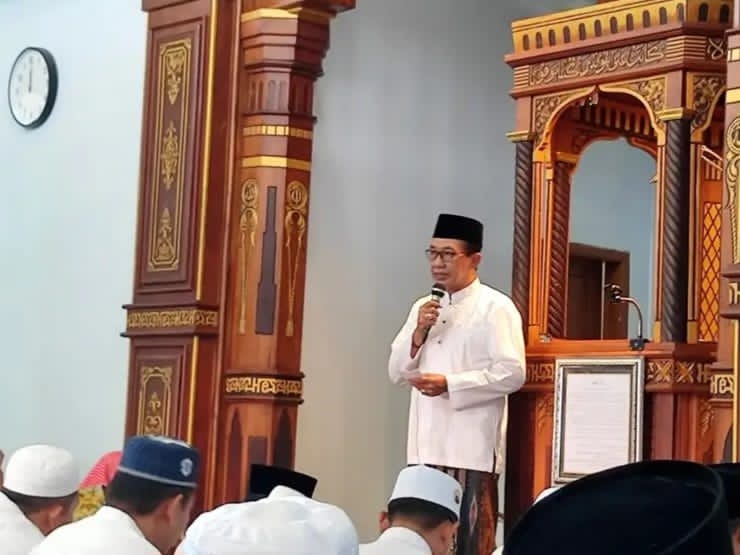 Bupati Pamekasan, Kholilurahman saat safari jumat di Masjid Al Kautsar Pegantenan