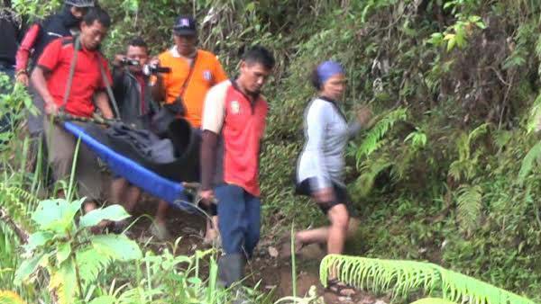 DITANDU: Satu pendaki Gunung Wilis terpaksa ditandu karena sakit. foto: detik.com