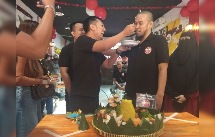 Launching Se’i Sapiku Indonesia di Sidoarjo ditandai dengan tumpengan.