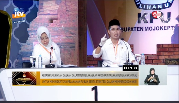 Dokter Ikhfina dan Gus Barra saat tampil dalam debat pamungkas Pilkada Mojokerto.