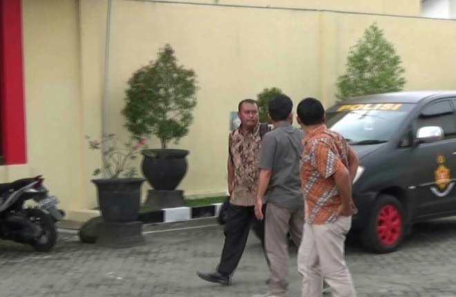 Dua tersangka kasus dana hibah KONI menuju ruang pemeriksaan Polres Blitar.