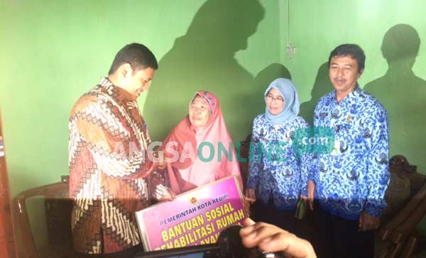 Walikota Kediri Abdullah Abu Bakar saat mengunjungi salah satu warga yang mendapatkan bantuan rehab rumah. foto: arif kurniawan/ BANGSAONLINE